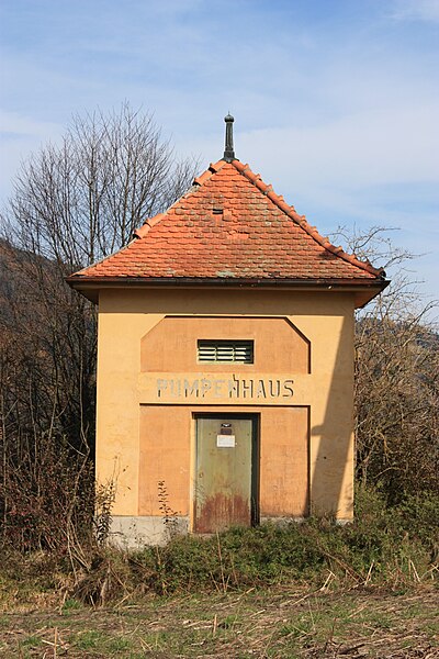 File:Bleistätter Moor - Pumpenhaus2.jpg