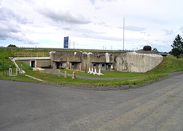 Casamata txeca de infanteria MO-S-5 Na Trati, a prop de Bohumín (al costat de l'autopista A1) a la frontera amb Silèsia, amb una campana a la part superior i la façana equipada amb merlets