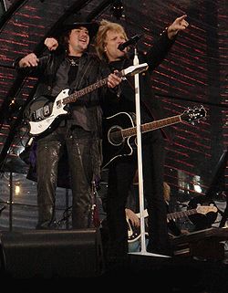 Jon Bon Jovi (rechts) und Richie Sambora (links) während der Have-a-Nice-Day-Tour in Dublin, Irland (Mai 2006)