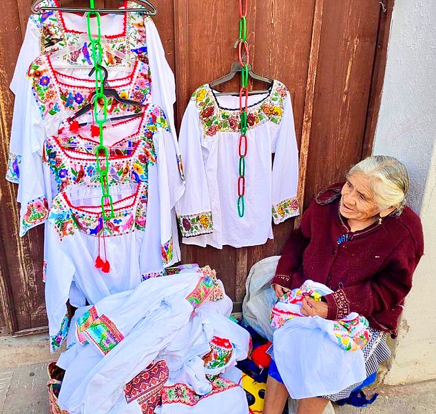 File:Bordados en Cholula Puebla.jpg