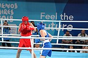 Deutsch: Boxen bei den Olympischen Jugendspielen 2018 Tag 12, 18. Oktober 2018 - Finale Leichtgewicht Mädchen – Oriana Saputo (Argentinien, blau) schlägt Emma Lawson (Australien, rot) 5-0; Ringrichter ist José Romero (Spanien). English: Boxing at the 2018 Summer Youth Olympics on 18 October 2018 – Girls' lightweight Bronze Medal Bout – Oriana Saputo (Argentina, blue) wins over Emma Lawson (Australie, red) 5-0; Referee is José Romero (Spain). Español: Boxeo en los Juegos Olímpicos Juveniles de Verano de 2018 en 18 de octubre de 2018 - Combate de medalla de bronce de las niñas: Oriana Saputo (Argentina, azul) gana a Emma Lawson (Australie, roja) 5-0; Árbitro es José Romero (España).