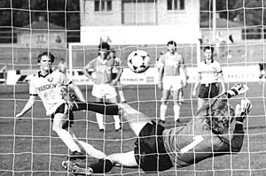 Bundesarchiv Bild 183-1988-0910-016, FDGB-Pokal, Dynamo Dresden II - HFC Chemie 1-2.jpg