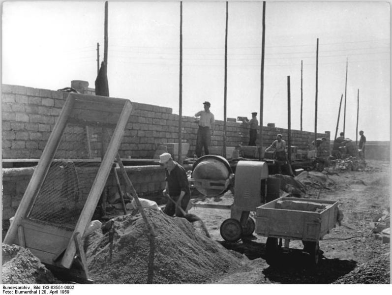 File:Bundesarchiv Bild 183-63551-0002, Ballhausen, LPG, Bau eines Stalls.jpg