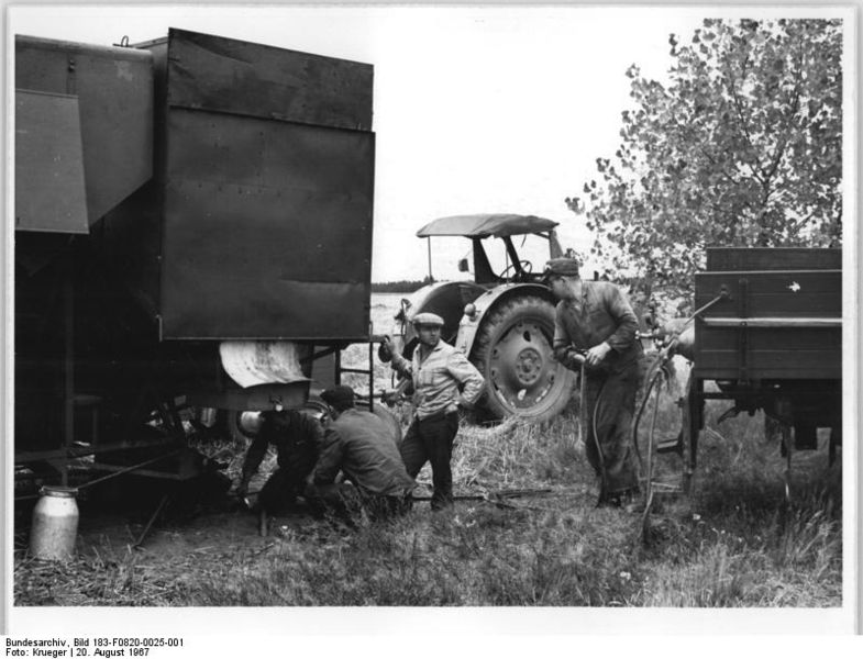 File:Bundesarchiv Bild 183-F0820-0025-001, Reparatur eines Mähdreschers auf dem Feld.jpg