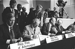 Helmut Schmidt, Erich Honecker, Gerald Ford and Bruno Kreisky at the 1975 CSCE summit in Helsinki, Finland Bundesarchiv Bild 183-P0805-314, Helsinki, KSZE-Konferenz, Schlussakte.jpg