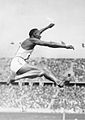 Jesse Owens távolugrás közben a berlini olimpián