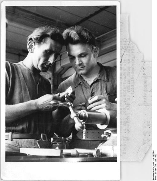 File:Bundesarchiv Bild 183-S96785, Industriearbeiter Werkstück prüfend.jpg