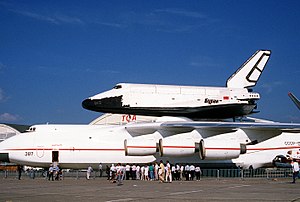 La navette spatiale soviétique Bourane sur le dos de l’Antonov An-225, le plus grand avion du monde, au salon du Bourget 1989. Bourane n’a effectué qu’un seul vol il y a 20 ans, le 15 novembre 1988. (définition réelle 2 820 × 1 900)