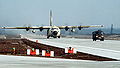着陸後、誘導車両に追及するC-130輸送機