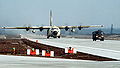 Un C-130 Hercules au roulage sur l'autoroute A29 près de la ville d'Ahlhorn pendant l'exercice de l'OTAN "Highway 84".