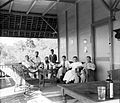 COLLECTIE TROPENMUSEUM Missionarissen met bezoekers op de galerij van het missiehuis in Sembelimbingan Borneo TMnr 10000703.jpg