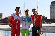 Deutsch: Kanusport bei den Olympischen Jugendspielen 2018; Tag 10, 16. Oktober 2018; Finale Jungen Einer-Kajak-Slalom: Lan Tominc (Slowenien, Gold) - Guan Changheng (China, Silber) - Tom Bouchardon (Frankreich, Bronze) English: Canoeing at the 2018 Summer Youth Olympics at 16 October 2018 – Boys' K1 slalom Gold Medal Race: Lan Tominc (Slovenia, gold) - Guan Changheng (China, silver) - Tom Bouchardon (France, bronze)