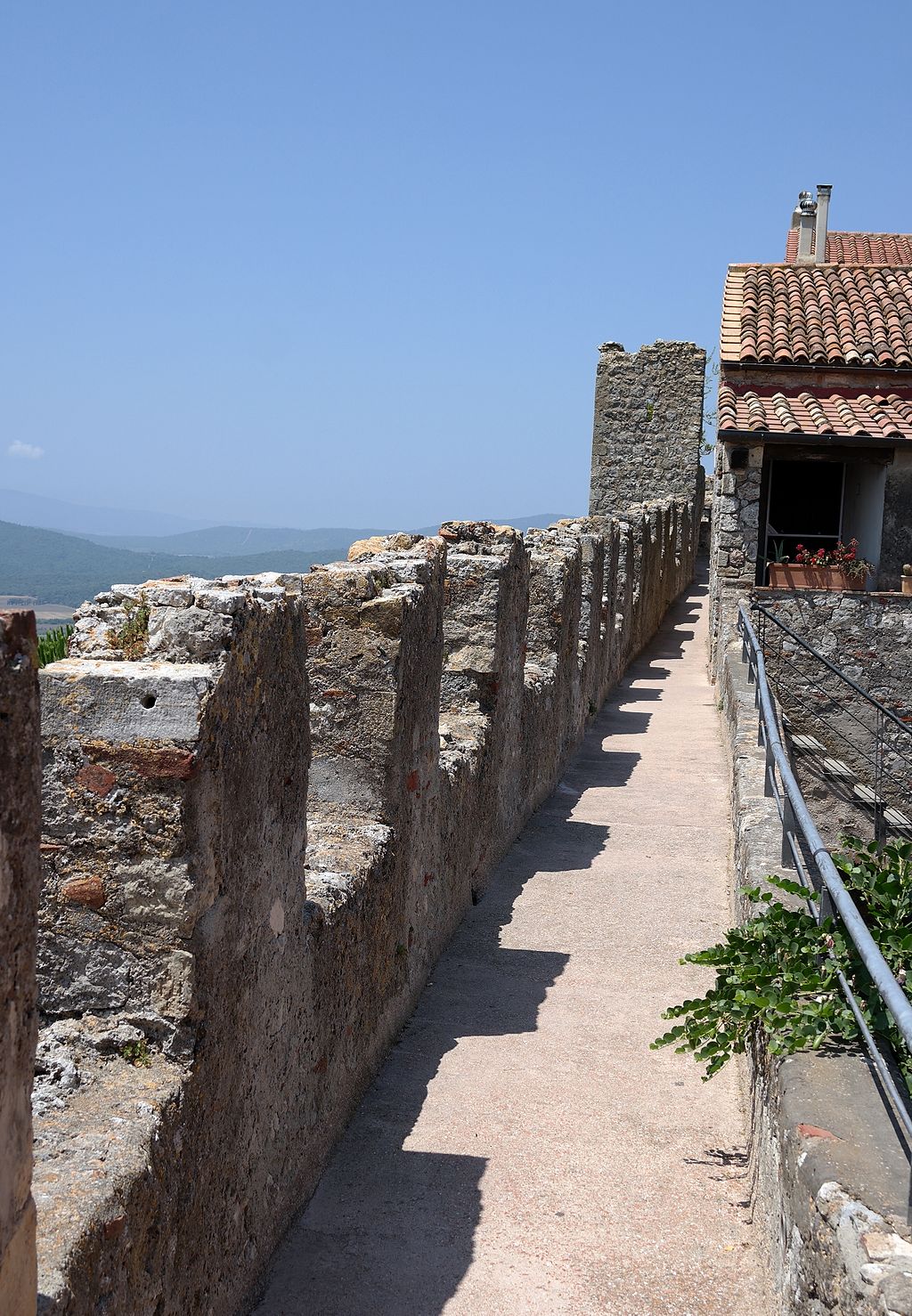 Mura di Capalbio, Particolare del camminamento di ronda