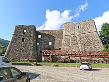 Il castello locale presso il paese