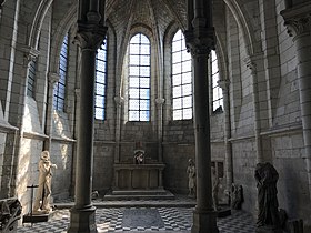 Chapelle avec six fenêtres composées de verre blanc. Au premier plan, deux piliers. Dans la chapelle, un autel sobre et quelques statues, dont beaucoup paraissent abîmées. A droite, une statue de femme dont la tête manque. A gauche, une statue de Jeanne d'Arc en armure.