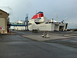 Ferryschip aan de kade