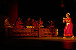 Bharata natyam-dansaren Chitra Visweswaran og musikarar opptrer i Washington.