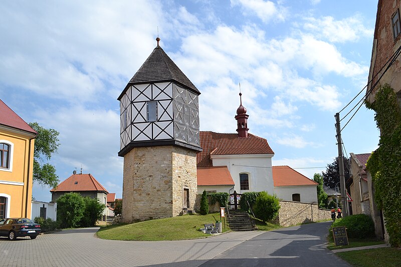 File:Chodouny-Lounky, zvonice a kostel sv. Mikuláše.JPG