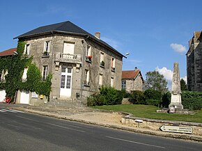 Chouy mairie et monument-aux-morts 1.jpg