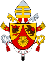 Das Wappenschild ist dreigeteilt. Oben links ist eine dunkelhäutige Figur auf gelbem Untergrund, oben rechts ein Bär auf gelbem Untergrund und unten eine gelbe Jakobsmuschel auf rotem Untergrund. Auf dem Wappen sind die Papstkrone und zwei Schlüssel und um das Wappen sind weitere Ornamente verteilt.