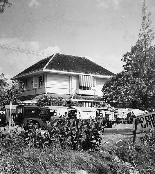 File:Collectie NMvWereldculturen, TM-20002143, Negatief, 'Woonhuis aan de Jalan Sultan Agung', fotograaf Boy Lawson, 1971.jpg