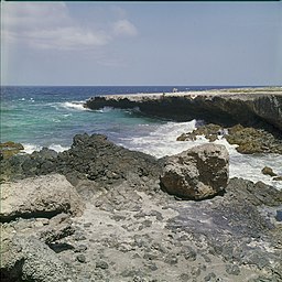 Collectie Nationaal Museum van Wereldculturen TM-20029623 Zicht op Boca Druif Aruba Junge Lawson (Fotograaf) .jpg