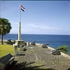 Collectie Nationaal Museum van Wereldculturen TM-20030089 Binnenplaats van Fort Oranje met het Amerikaanse monument Oranjestad -Sint Eustatius Boy Lawson (Fotograaf).jpg