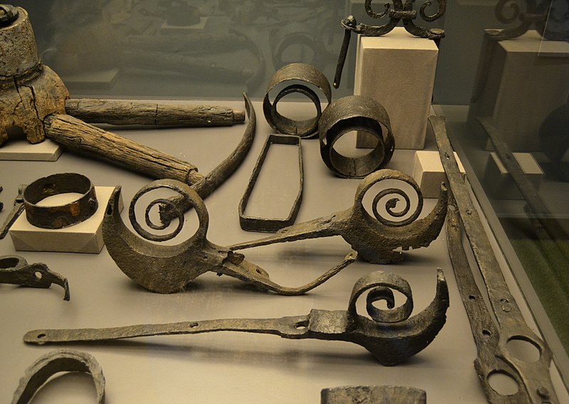 File:Components de rodes i carruatges, segle III dC, Neupotz, Museu Històric del Palatinat d'Espira.JPG