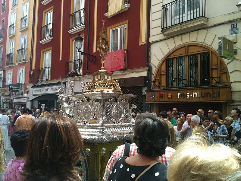 File:Corpus 2014 en Burgos, carroza de plata y custodia.jpg