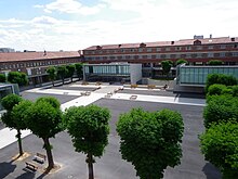 leerer Hof eines Gymnasiums, Bäume.