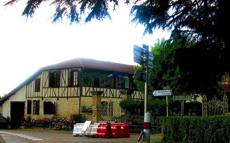 File:Courties Maison à colombages.JPG