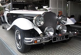 映画ではクルエラ・デ・ビルが運転する特製のパンサー・デ・ビル。