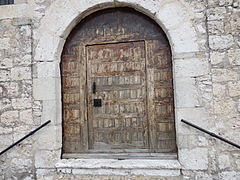 Detalle de la puerta de entrada en el muro sur.