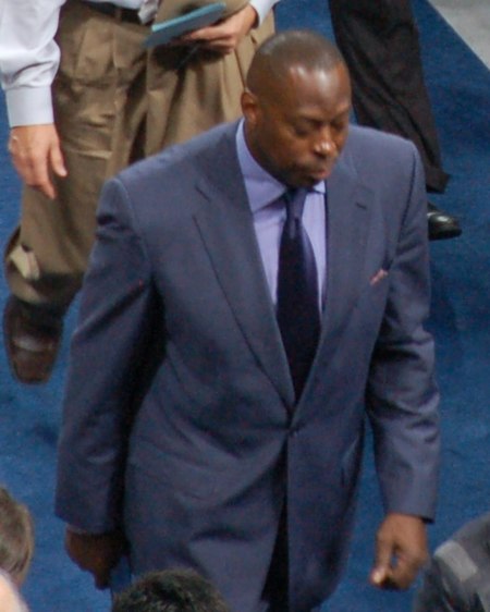 Dallas Mavericks asst coach Tony Brown.jpg