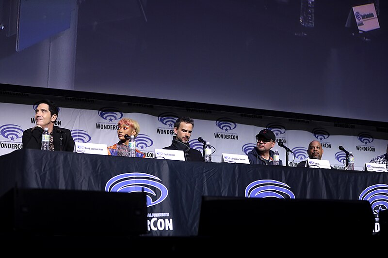 File:David Dastmalchian, Tati Gabrielle, Christopher Gorham, Sam Liu & Christopher Berkeley (52782972668).jpg