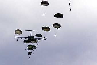 Parachutisten van het 80th Apart Airmobile Regiment en de Amerikaanse 82nd Airborne Division parachutespringen vanuit een C-17 Globemaster III-vliegtuig, Yavorov, juli 2000.