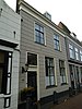 Woonhuis, midden-19de-eeuws van karakter maar in oorsprong wellicht veel ouder. Voorgevel gemoderniseerd in de 19de eeuw.