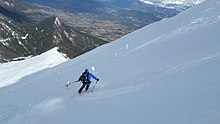 Descente à ski de la face nord du Jocou depuis la crête de l'Archat vers le vallon du ruisseau du Col de Seysse.