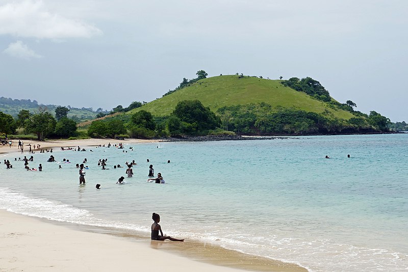 File:Dimanche en famille sur la plage des Tamarins (São Tomé) (4).jpg