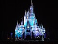 El castillo de Disneyworld, iluminación nocturna.