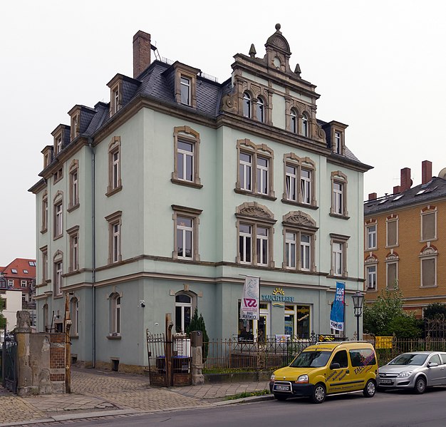 File:Dornblüthstraße 19 Dresden 2011 schräg.jpg