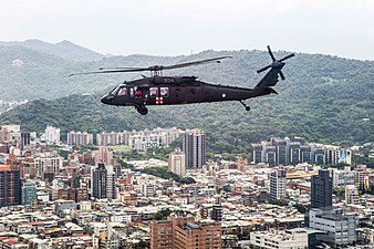 中华民国109年国庆典礼10日登场，在国歌演唱同时，由陆军2架CH-47SD运输直升机，吊挂巨幅国旗2面，并搭配7架陆、空军所属UH-60M黑鹰直升机，通过府前上空，并环绕台北盆地，象征军民同心让台湾更好，并飞跃国际；其中，空军救护队黑鹰直升机特别贴上“美丽家园，国军守护”、“中华民国，生日快乐”字样，同时机工长也手持小国旗，返场落地后，队员更拿出国旗合照，以别出心裁的方式为国家庆生。