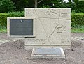 Het monument met beide plaquettes zichtbaar