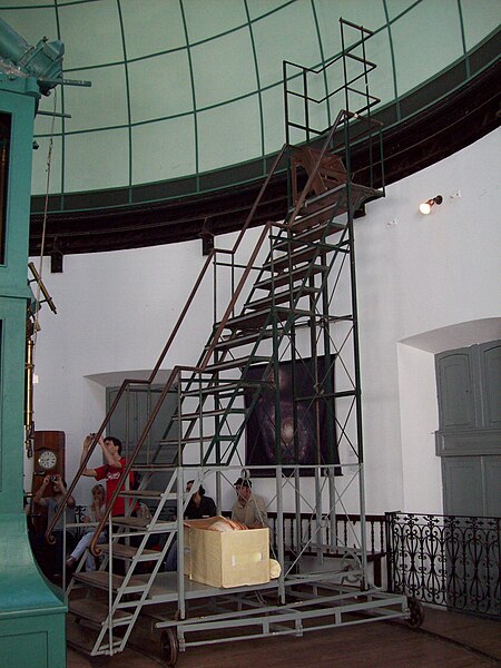 File:Escalera para mirar por el telescopio.JPG