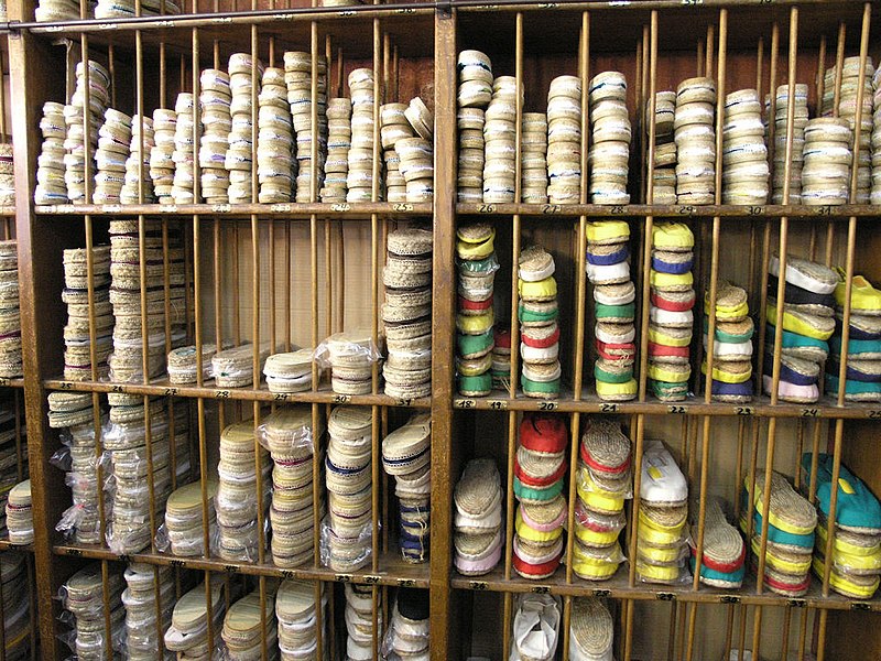 File:EspadrillesShelf.jpg