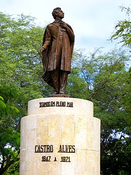 Standbeeld van de dichter Castro Alves op het plein praça da Liberdade in het centrum van de gemeente