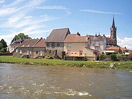 A igreja e arredores em Étang-sur-Arroux