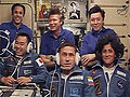 Os integrantes da Expedição no módulo Zvezda da ISS.