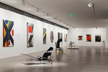 Fotografia de quadros e esculturas patentes na Exposição antológica X de Charrua, no Centro de Arte Moderna da Fundação Calouste Gulbenkian em 2015.