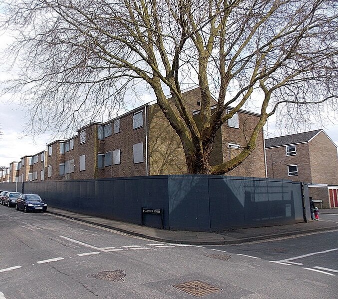 File:Fenced-off boarded-up housing in Oxford - geograph.org.uk - 4089911.jpg